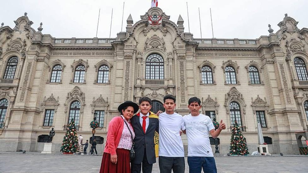 Cliver e seu irmão Kenny, com sua mãe Lida e seu pai Simeón, foram convidados a conhecer o Palácio do Governo em Lima, no Peru — Foto: BBC News fonte
