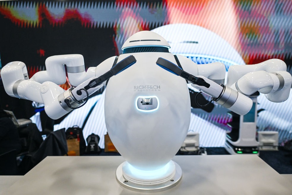 Um robô bartender da Richtech Robotics mostra suas habilidades no CES 2025, em Las Vegas — Foto: rtur Widak/NurPhoto via Getty Images