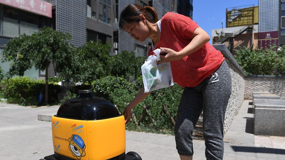 Entregas de compras por robôs avançaram rapidamente na China — Foto: BBC News fonte