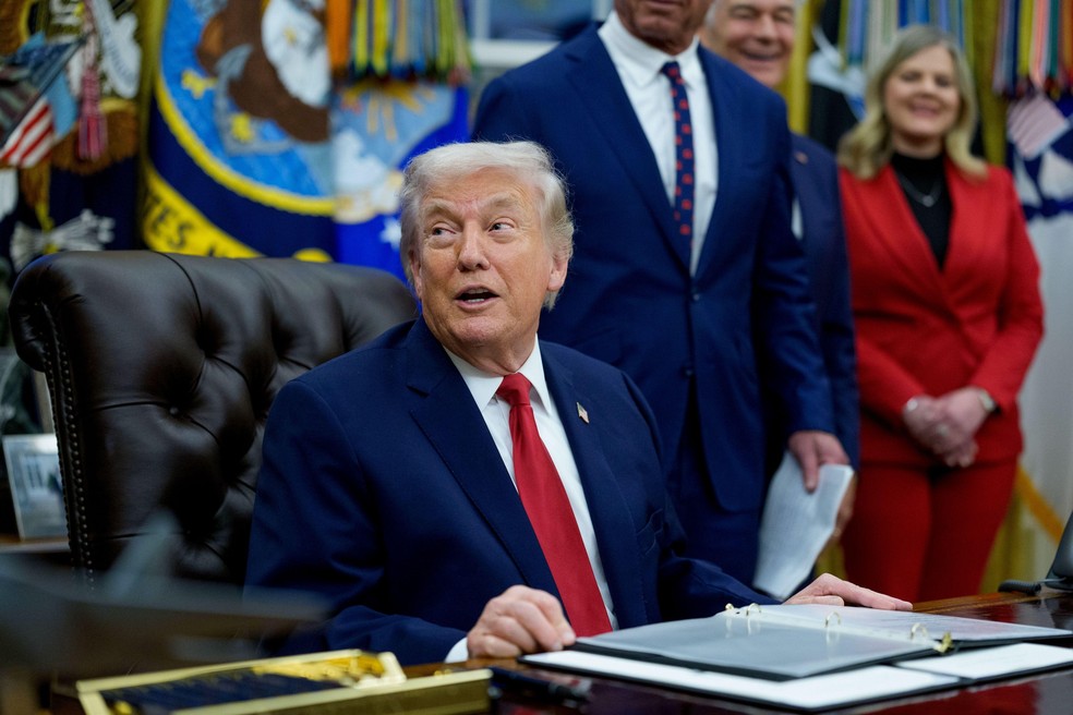 A ordem executiva assinada por Trump declara uma "emergência nacional" — Foto: BBC News fonte