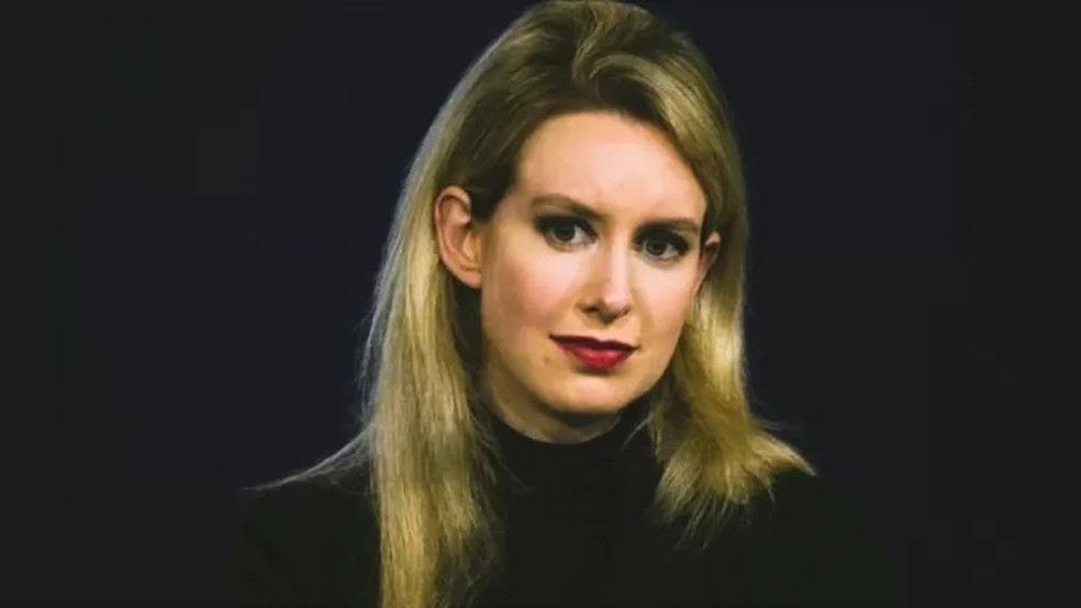 Elizabeth Holmes, que chegou a ser comparada com Steve Jobs e ter sua empresa avaliada em US$ 9 bilhões, foi condenada por fraude — Foto: REUTERS via BBC
