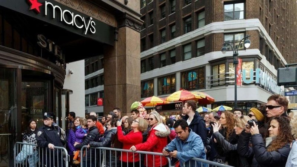 Loja de departamentos Macy's se inspirou na canadense Eaton's e passou a patrocinar desfiles e eventos natalinos para incentivar as compras — Foto: BBC News fonte