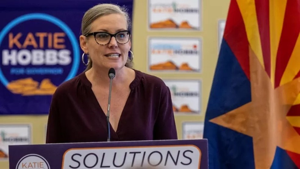 A secretária de Estado do Arizona, Katie Hobbs, candidata a governadora, disse que resultado rápido 'não acontecerá' — Foto: GETTY IMAGES via BBC