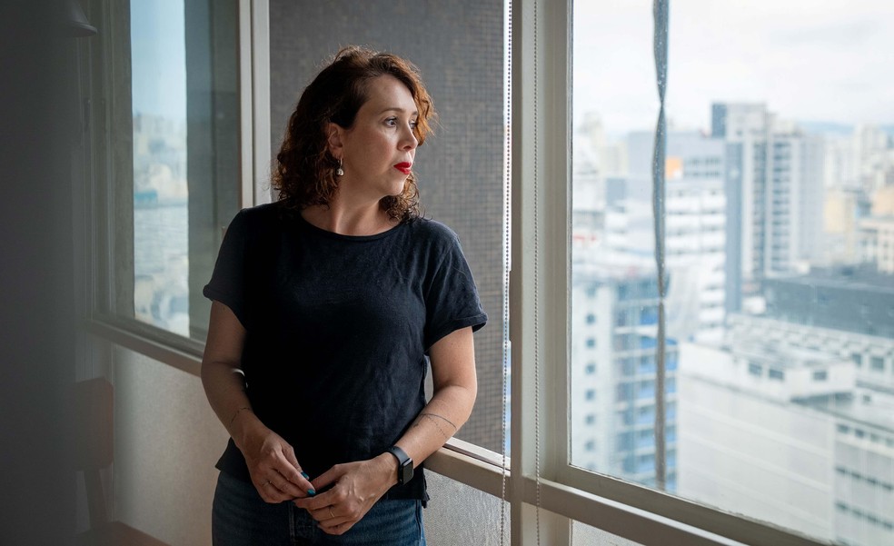 Maíra diz que fluxo de turistas causa desconforto e insegurança no prédio — Foto: BBC News fonte