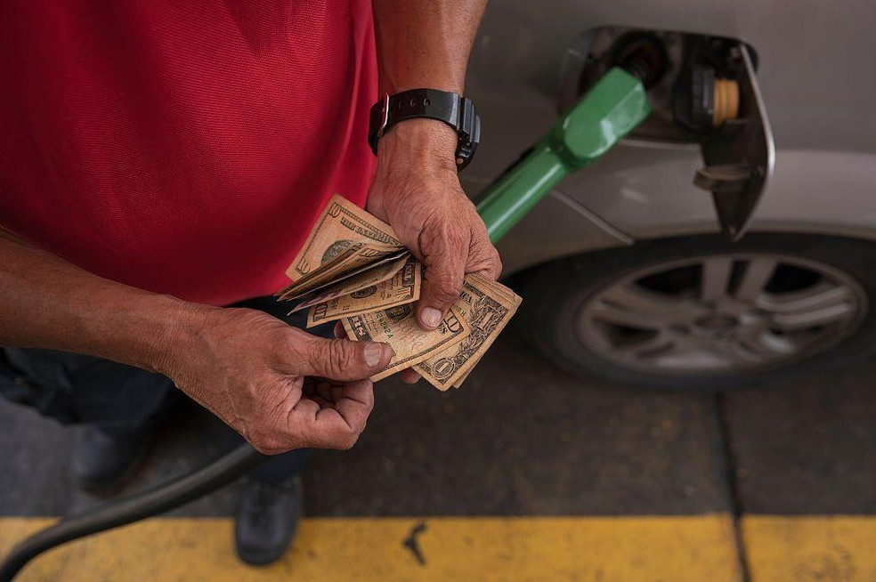 Espera-se que o fluxo de moeda estrangeira para a economia ajude a estabilizar o mercado cambial e a facilitar o controle da inflação na Venezuela — Foto: BBC News fonte