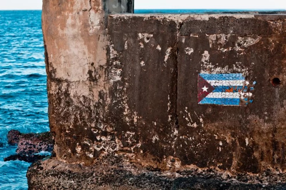 Diante da necessidade de capital de giro, o governo comunista de Miguel Diaz-Canel acaba de impor limite aos saques dos cubanos às suas contas bancárias, mesmo quando há dinheiro disponível — Foto: GETTY IMAGES via BBC