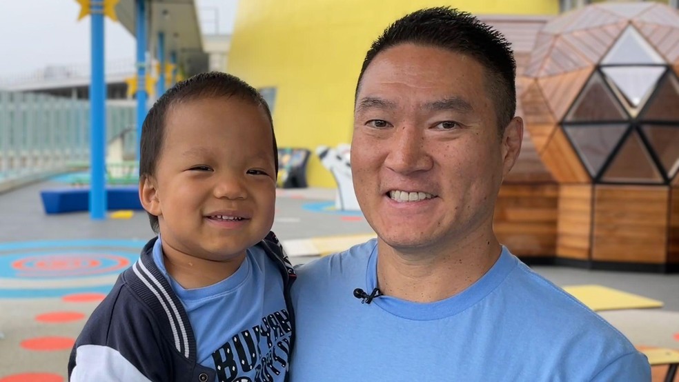 "Eu andaria até o fim do mundo, de costas, de frente, de cabeça para baixo, descalço, para garantir que meus filhos tenham um futuro melhor", diz Ricky — Foto: BBC News fonte