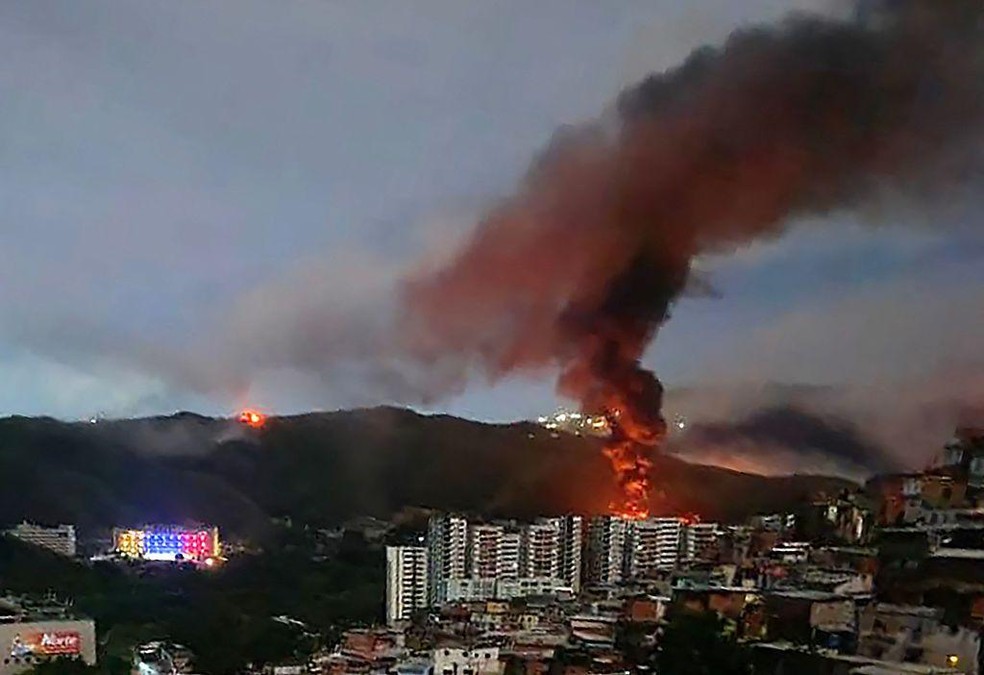 Forte Tiuna, a principal base militar de Caracas, foi atacada pelos Estados Unidos sem que as defesas aéreas venezuelanas reagissem — Foto: BBC News fonte