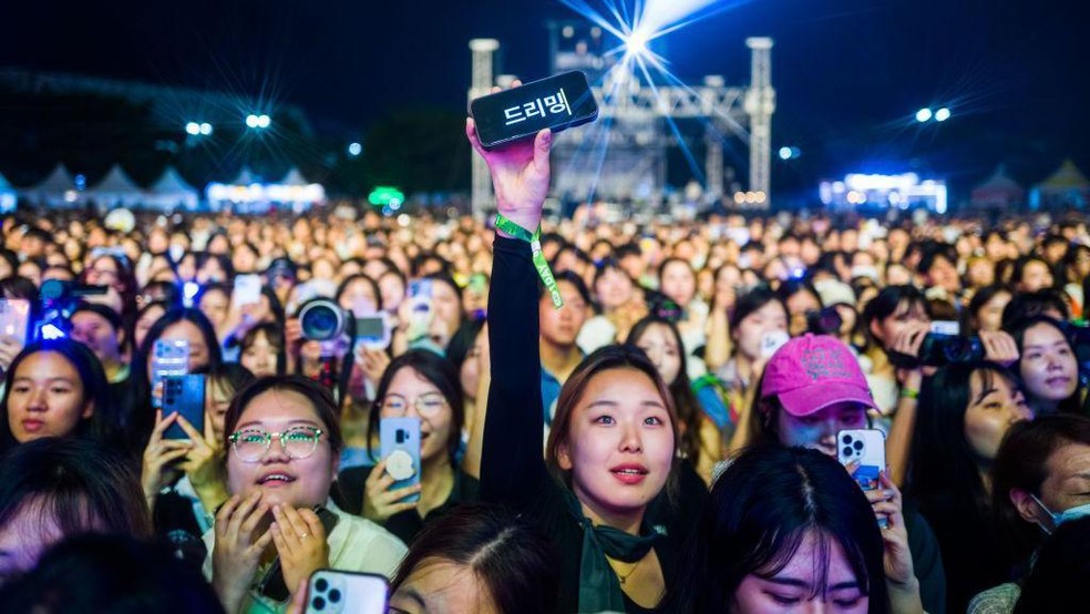 O K-pop inspira uma enorme legião de fãs em todo o mundo — Foto: BBC News fonte