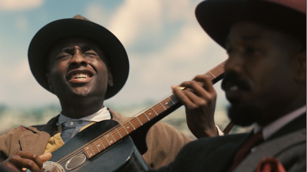 Os astros de Pecadores, Miles Caton (esq.) e Michael B. Jordan — Foto: Divulgação via BBC News