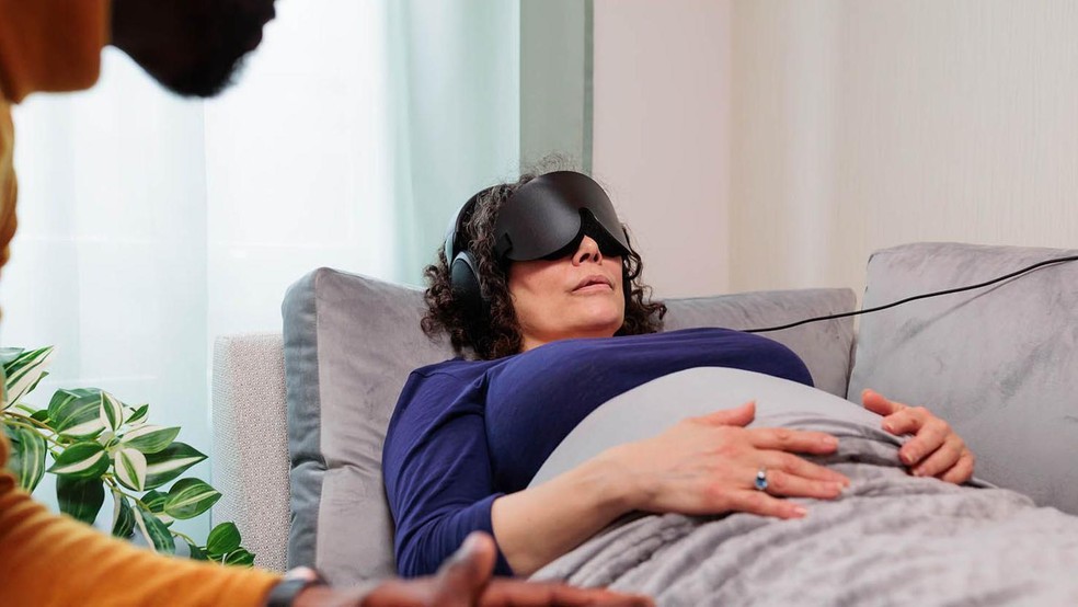 Sessão da empresa britânica Compass Pathways mostra uma paciente recebendo terapia psicodélica orientada — Foto: BBC News fonte