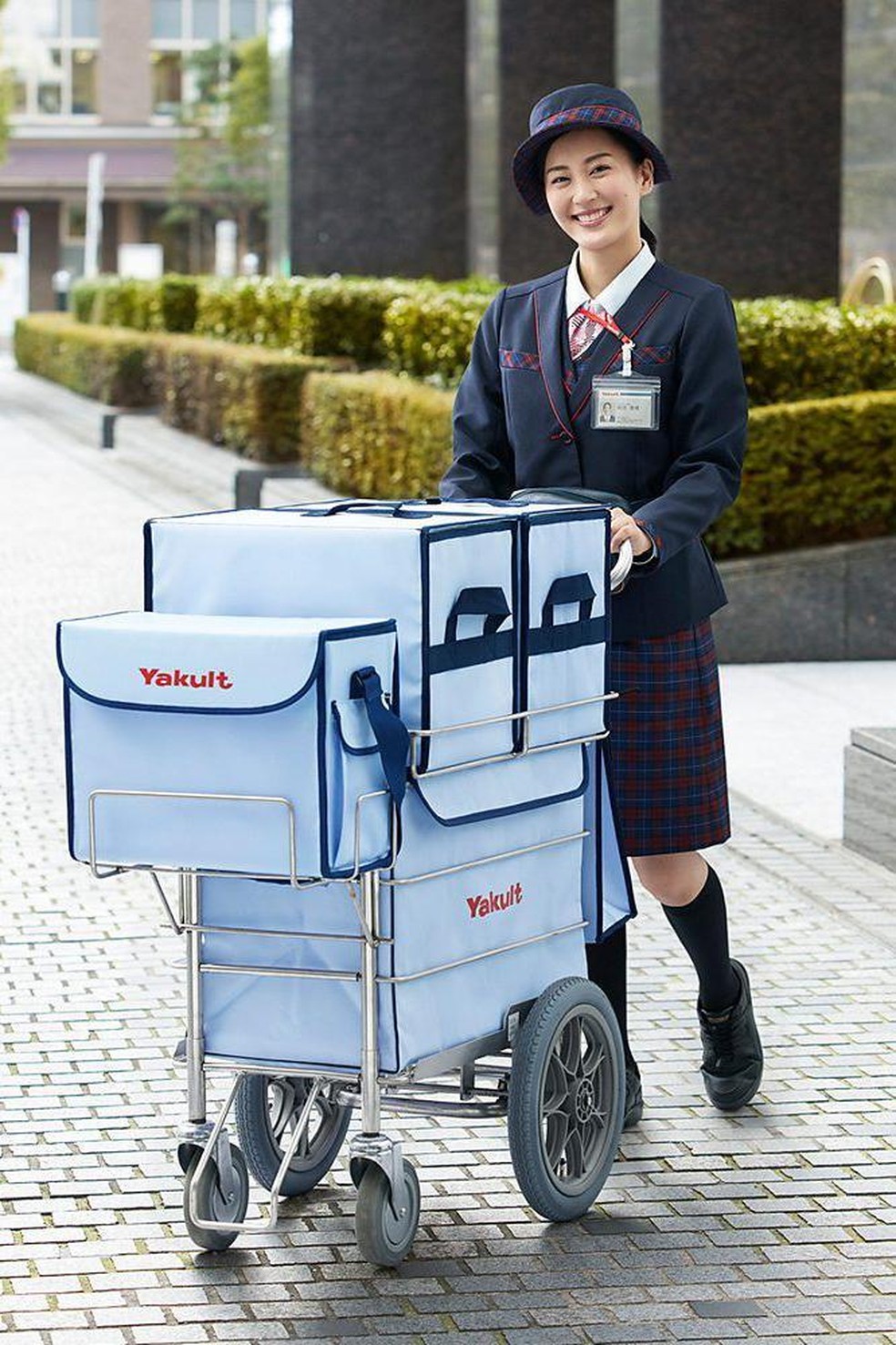 As Moças do Yakult, em sua maioria, são autônomas, o que permite que elas gerenciem o cuidado com os filhos e outras responsabilidades com o trabalho profissional — Foto: BBC News fonte