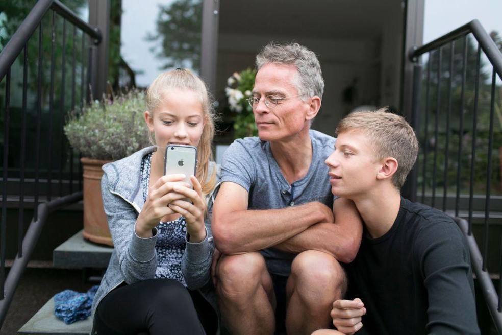 Pesquisadora aponta que pais devem dar oportunidade aos filhos de fazerem tarefas que eles consideram difíceis, como marcar uma consulta por telefone — Foto: BBC News fonte