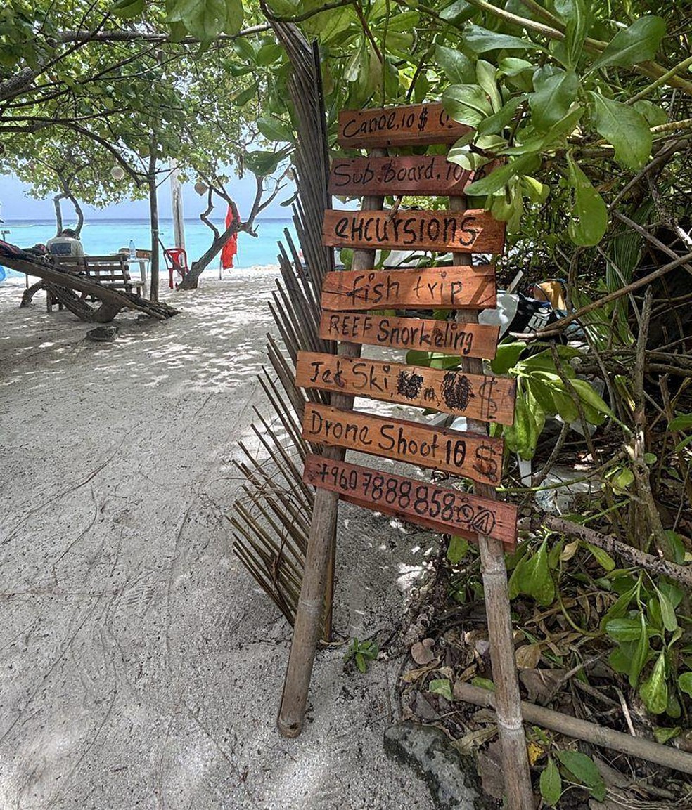 Resorts familiares de propriedade de moradores das Maldivas podem receber os visitantes, oferecendo experiências comunitárias a custo acessível — Foto: BBC News fonte