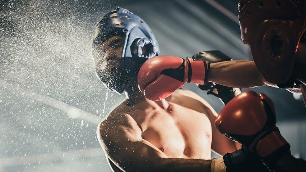 A mudança súbita da velocidade da cabeça durante o impacto faz com que o cérebro ricocheteie dentro do crânio, danificando redes delicadas de neurônios — Foto: BBC News fonte