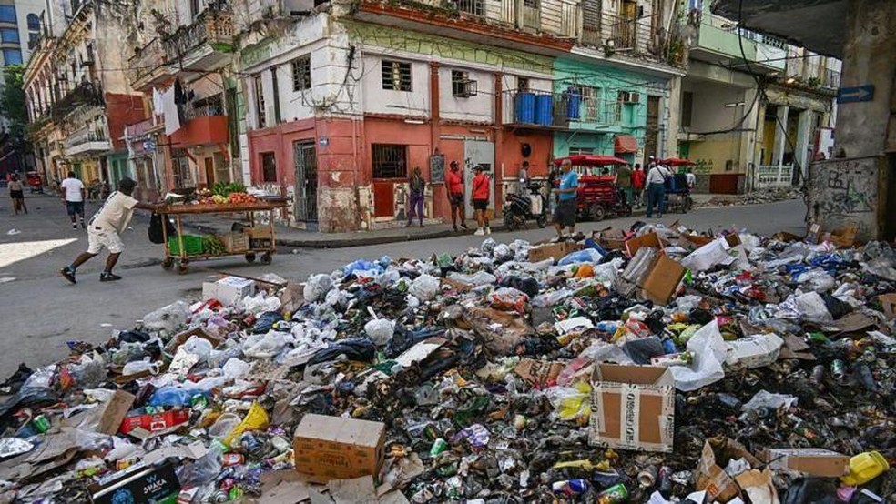 O lixo fica frequentemente sem ser recolhido nas esquinas de Havana, por falta de combustível para os caminhões — Foto: BBC News fonte