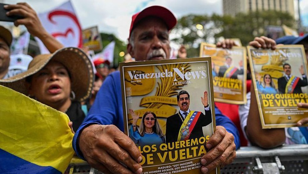 Um mês após a operação que terminou com a captura de Nicolás Maduro e sua esposa, o chavismo vem tomando decisões que pareciam impensáveis poucas semanas atrás — Foto: BBC News fonte