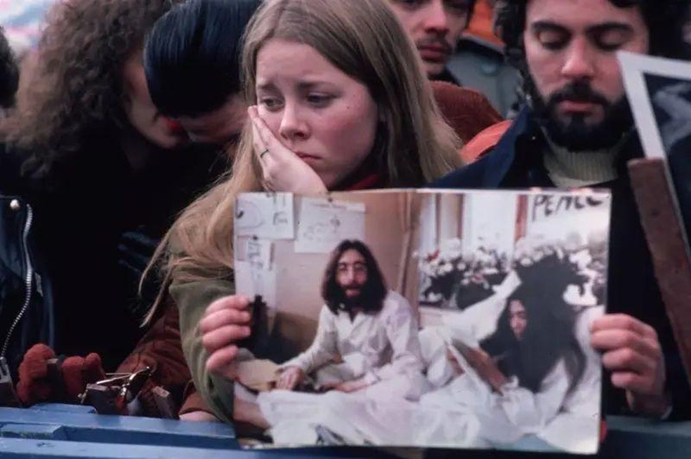 Fãs de Lennon em luto reunidos no Central Park — Foto: BBC News fonte