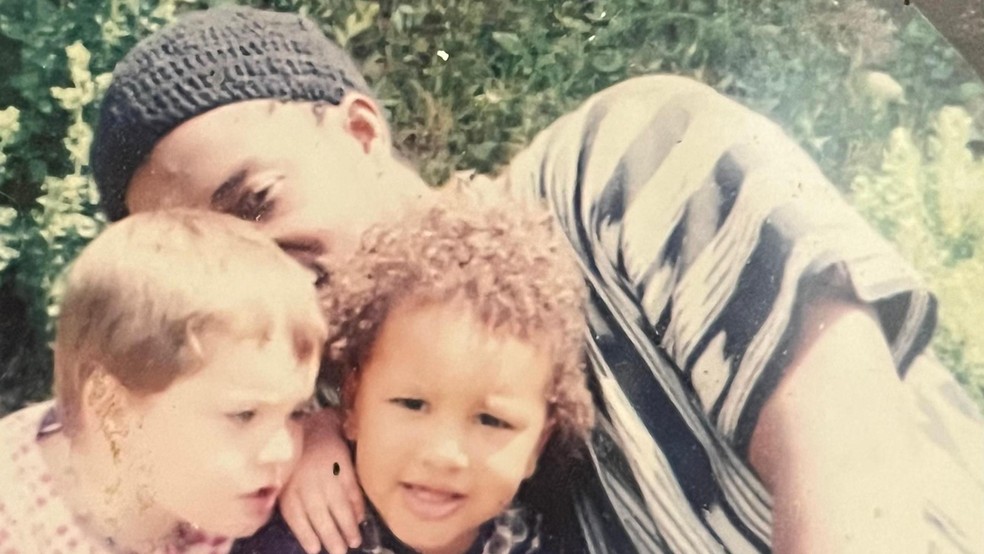 Hadeya Okeafor com seu pai e irmão — Foto: BBC News fonte