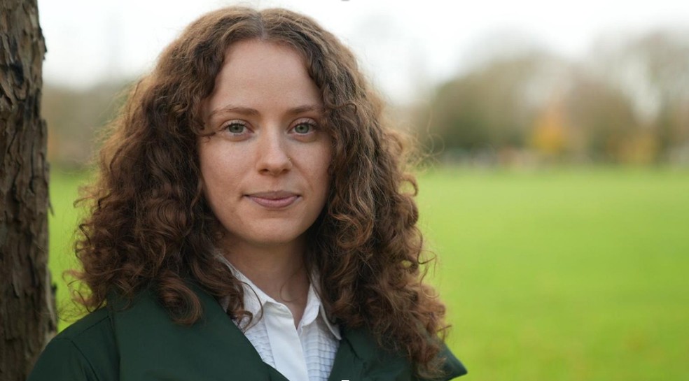 Holly foi diagnosticada com câncer de intestino aos 23 anos — Foto: BBC News