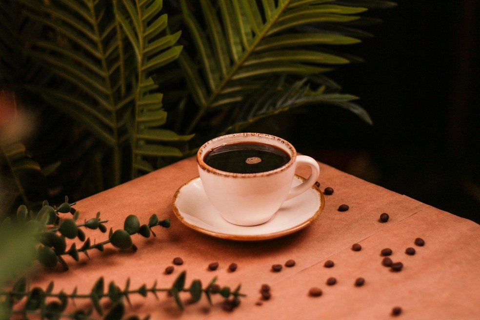 O café tem propriedades conhecidas de promoção da saúde — Foto: Pexels