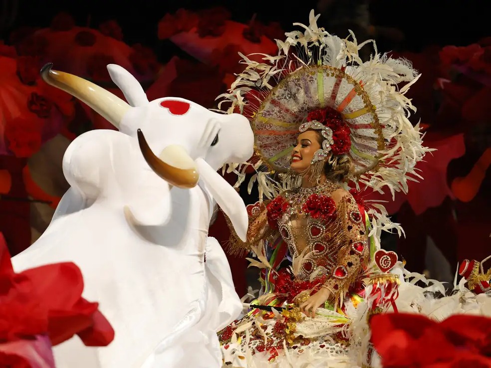 Apresentação do Boi Garantido na segunda noite do 57º Festival Folclórico de Parintins, no Bumbódromo — Foto: Fernando Frazão/Agência Brasil