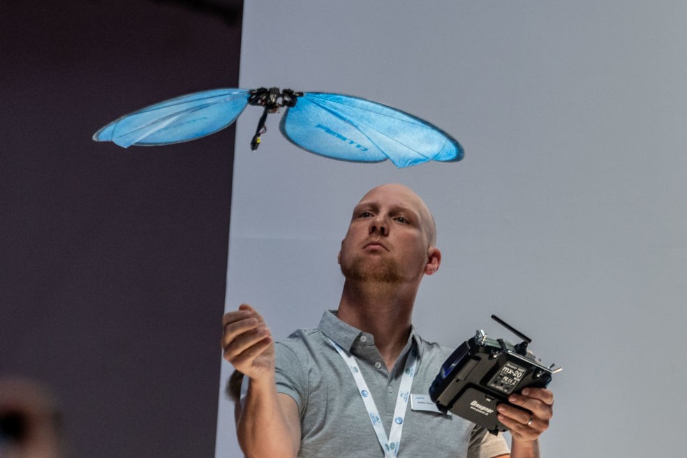Borboleta biônica sobe ao ar durante conferência de robótica — Foto: VCG/VCG via Getty Images