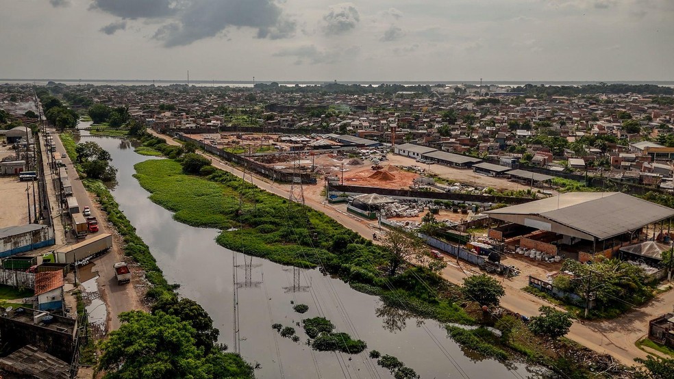 Moradores do Barreiro seguem na expectativa de obras no canal que corta o bairro — Foto: BBC News fonte