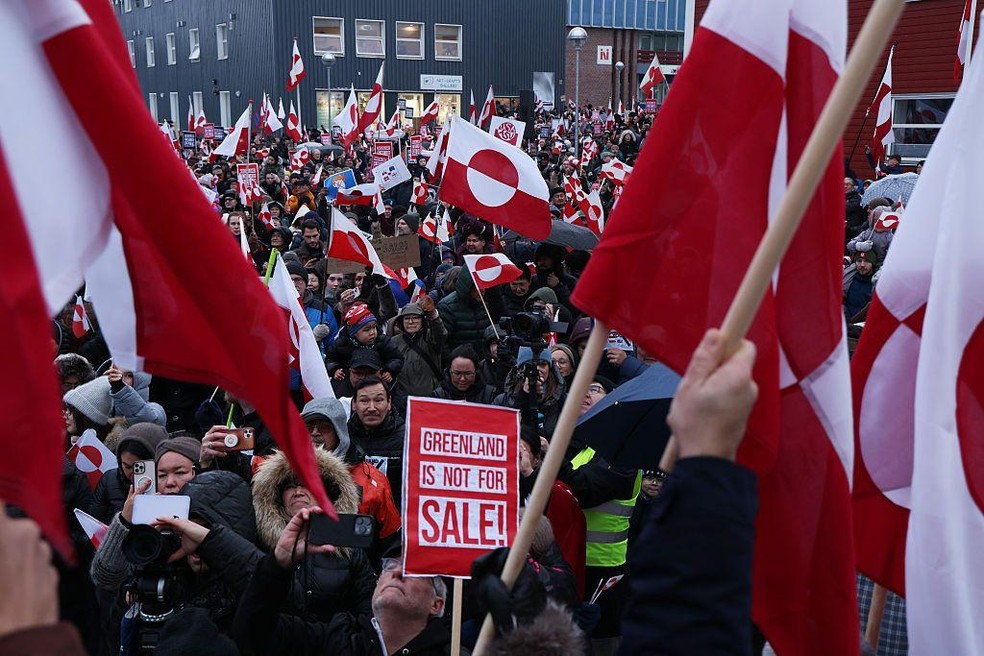 Pesquisas indicam que os groenlandeses não querem que seu território seja objeto de mais uma das negociações que ampliaram o território dos Estados Unidos — Foto: BBC News fonte