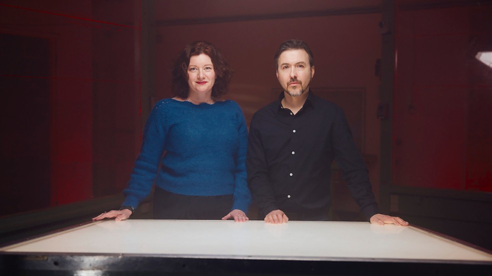 A especialista em genética Turi King e o historiador Alex Kay — Foto: BBC News fonte