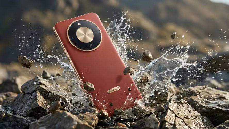 Cai, molha e segue funcionando: conheça o celular que combina resistência extrema e bateria de três dias