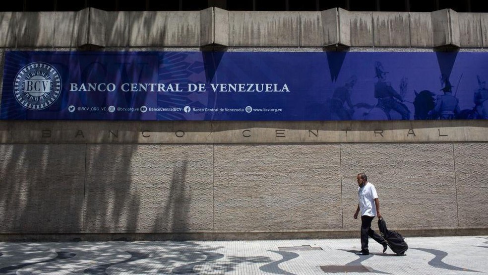 A alocação final dos dólares recebidos pela Venezuela é determinada pelo Banco Central da Venezuela, mas, em teoria, é feita seguindo parâmetros acordados com os EUA — Foto: BBC News fonte