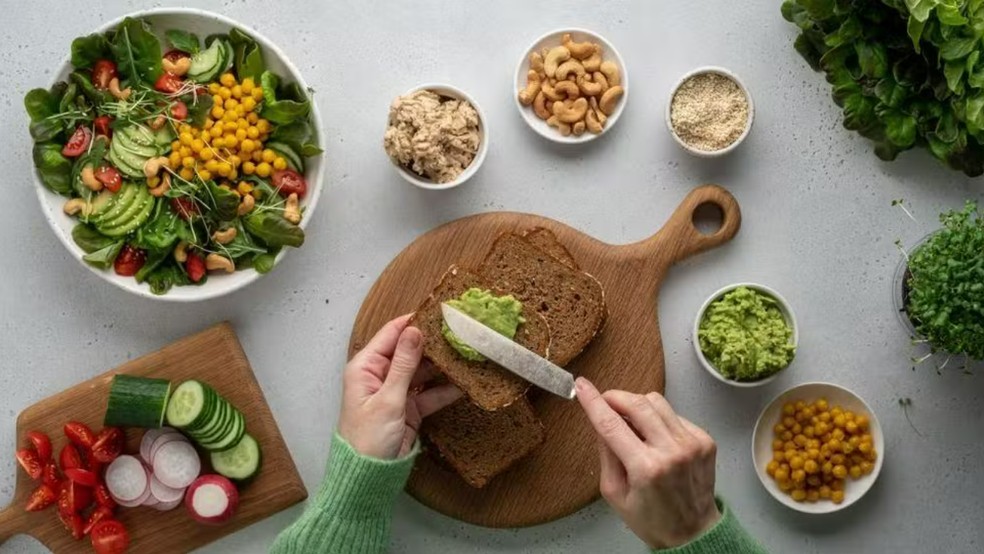 Desde que a fibra virou tendência, criadores de conteúdo publicam receitas nas redes sociais, usando ingredientes como grão-de-bico, nozes e abacate — Foto: BBC News Fonte