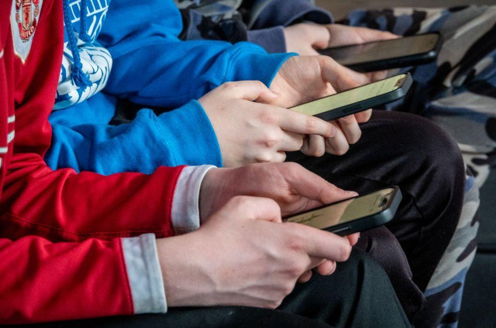Jovens optam mais por comunicação via mensagem de celular — Foto: BBC News fonte