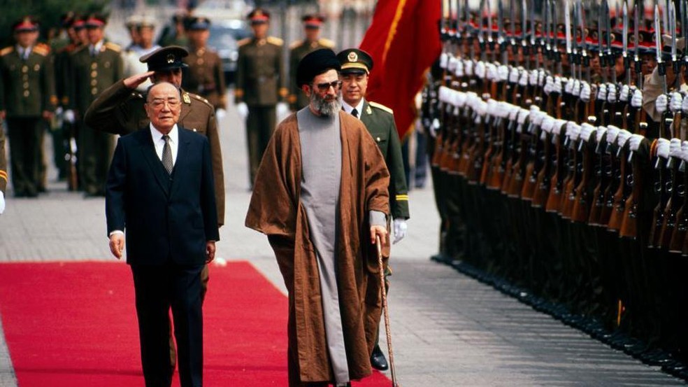 Ali Khamenei em maio de 1989, com o então presidente chinês Yang Shangkun (1907-1998) — Foto: BBC News fonte