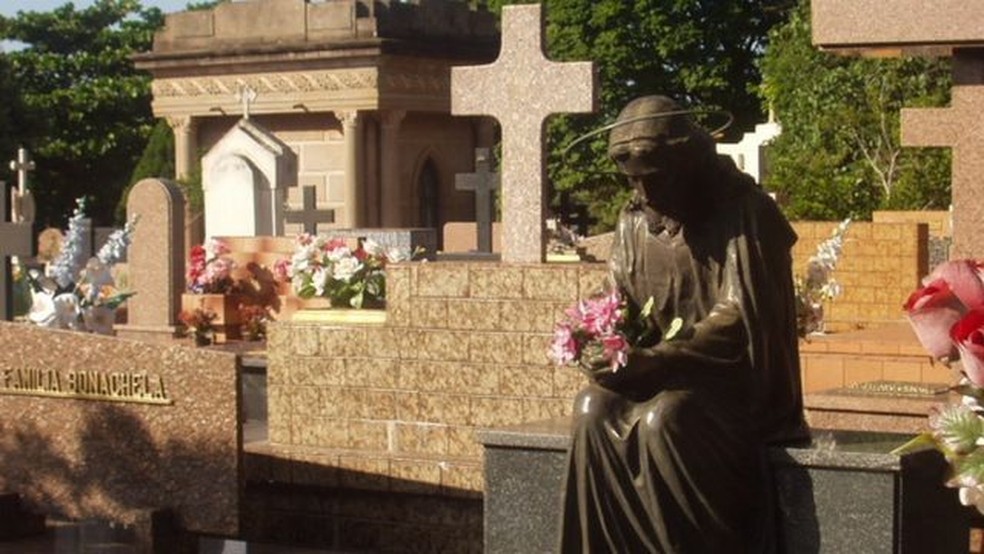Celebração dos mortos foi incorporada pela Igreja Católica após ter nascido como celebração pagã; acima, cemitério no interior de SP — Foto: Edison Veiga