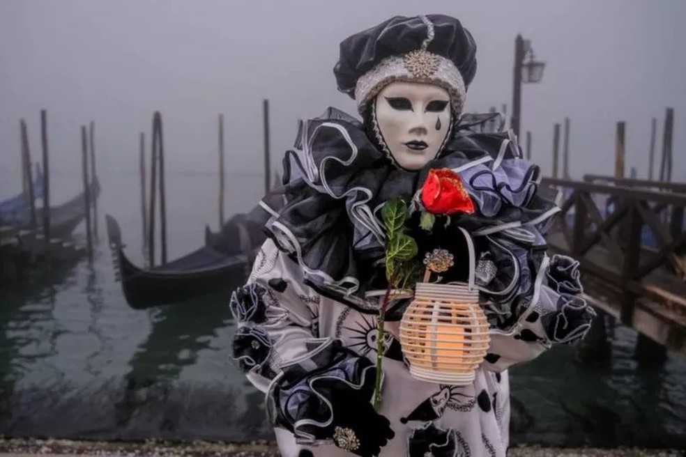 Apesar dos canais secos, o famoso carnaval de Veneza foi realizado na semana passada — Foto: GETTY IMAGES via BBC