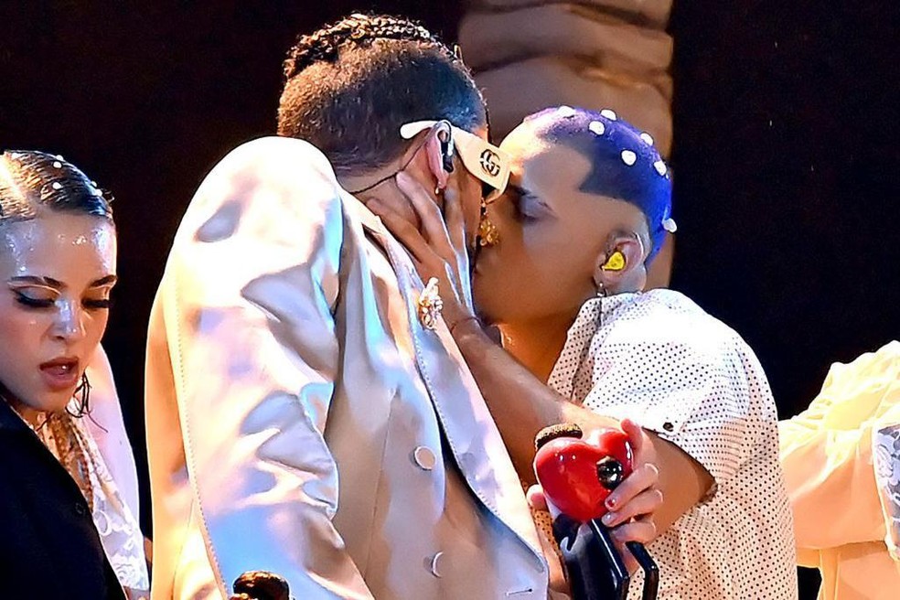 Bad Bunny beijou um dos seus bailarinos durante a entrega dos prêmios da MTV em 2022 — Foto: BBC News fonte