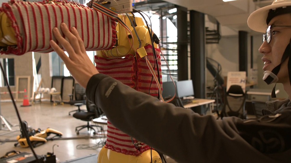 Braço robótico vestido com RobotSweater — Foto: Divulgação Carnegie Mellon University's Robotics Institute