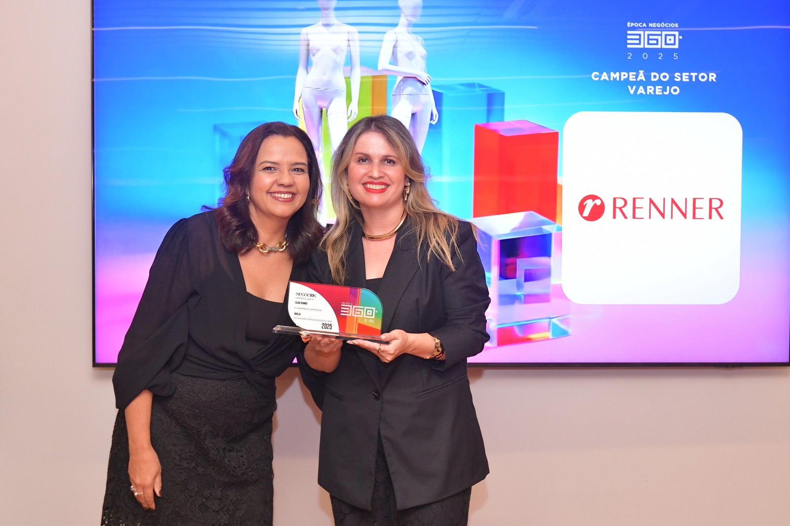No setor de Varejo, a Lojas Renner foi a vencedora, com a gerente regional Fabiane Rodrigues recebendo o troféu — Foto: Flavio Santana