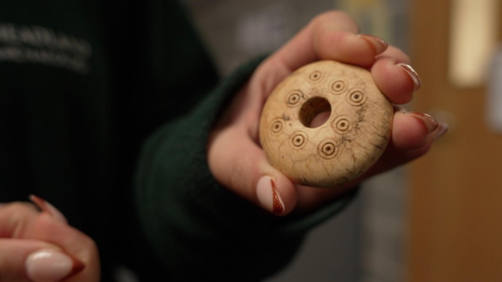 Peso de fuso para fiação do período anglo-saxão — Foto: BBC News fonte