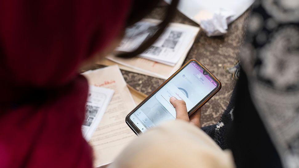 Conexões secretas na fronteira e redes privadas: como iranianos desesperados mantêm contato com familiares no exterior