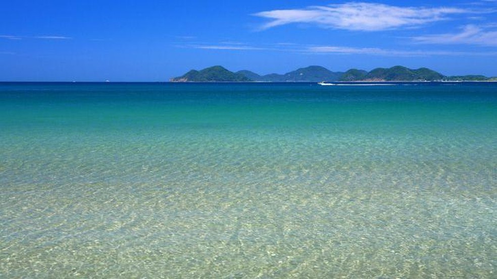 Fonte BBC News — Foto: Turistas podem ajudar a limpar praias coletando o lixo durante suas visitas