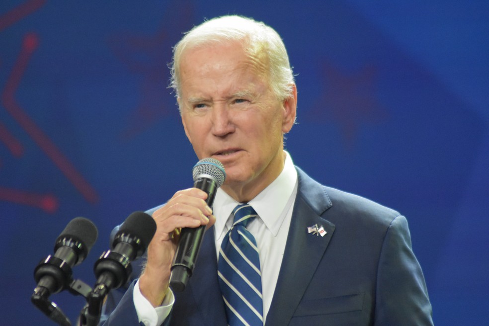 Joe Biden, presidente dos EUA, comemora primeiro aniversário da assinatura de sua legislação de energia limpa — Foto: Anadolu Agency / Colaborador