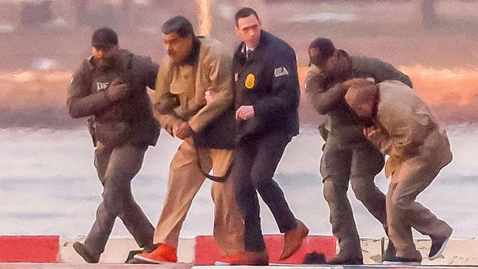 O presidente da Venezuela, Nicolás Maduro, foi forçado a viajar para Nova York, após ser capturado pelas forças americanas — Foto: BBC News fonte