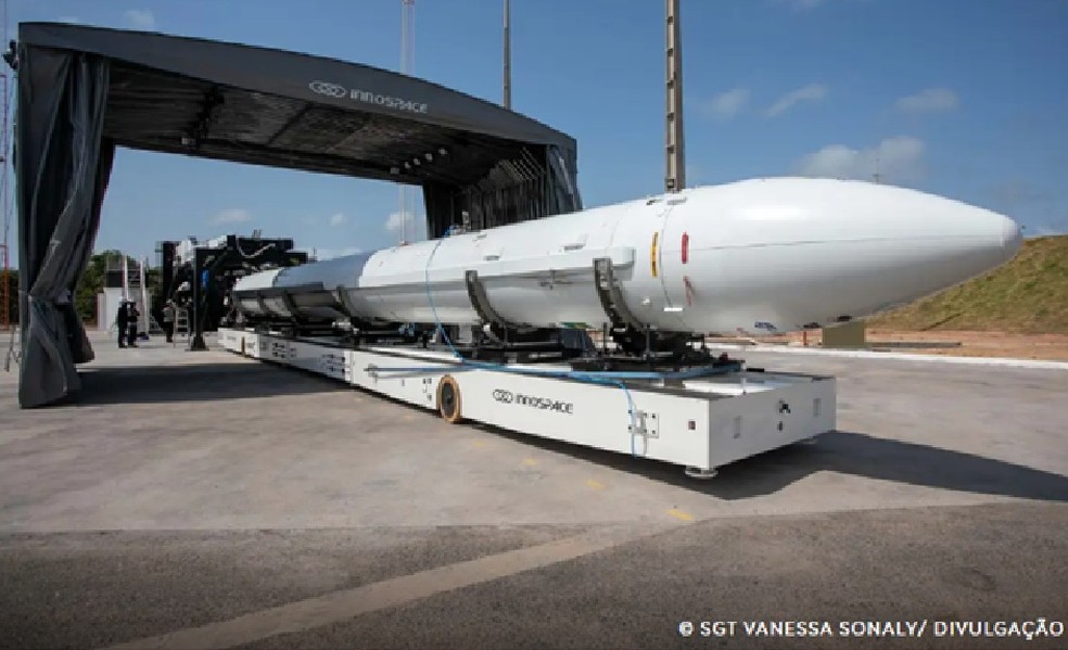 O veículo espacial – que tem 21,8 metros de comprimento, 1,4 metros de diâmetro, e 20 toneladas – levará satélites para a órbita baixa da Terra (LEO) — Foto: Divulgação