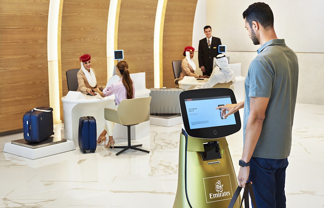 Emirates apresenta robô que ajuda passageiros a fazer check-in no aeroporto