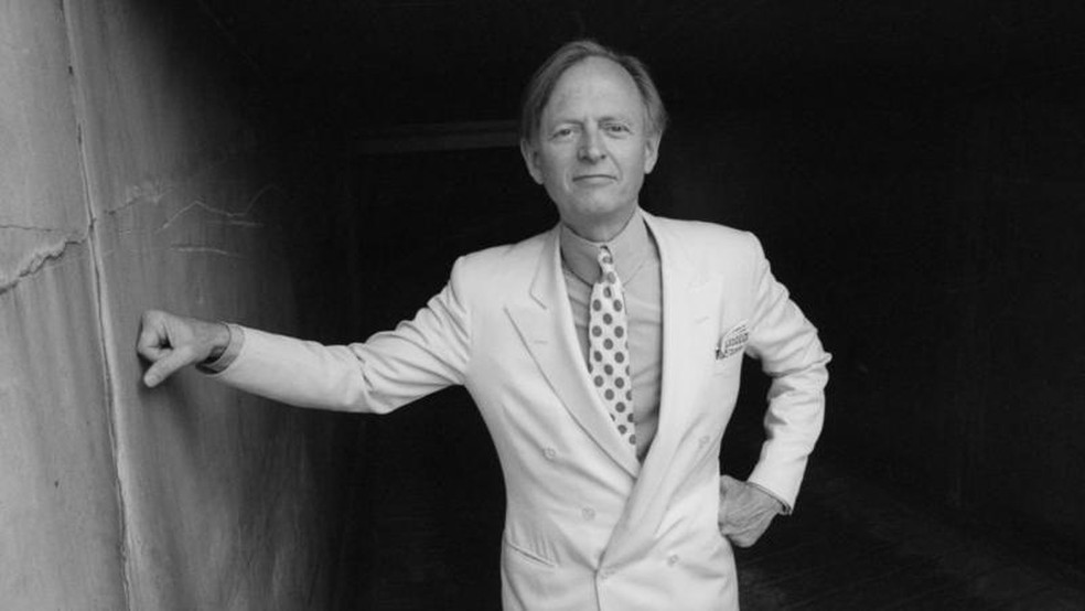 Em 1996, jornalista Tom Wolfe afirmou que lítio levaria à superação da psicanálise — Foto: BBC News fonte
