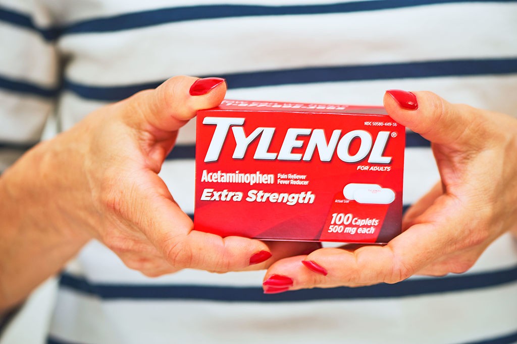 Tylenol e autismo: polêmica esconde risco de overdose, perigo real do medicamento