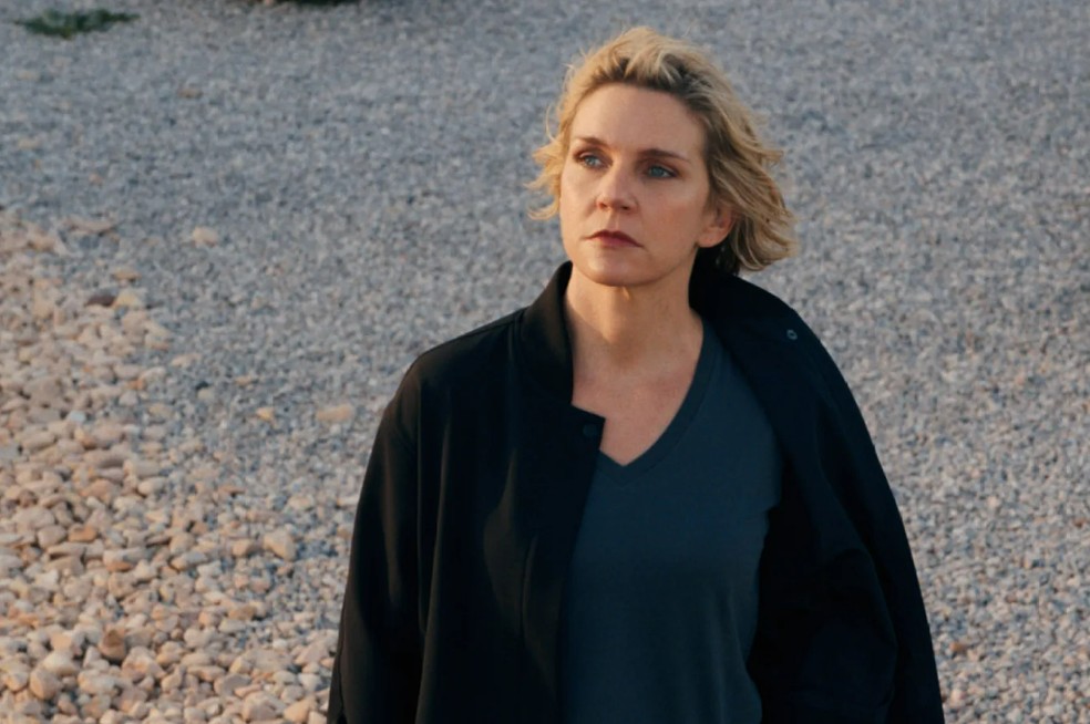 A atriz Rhea Seahorn em cena de "Pluribus" — Foto: Divulgação